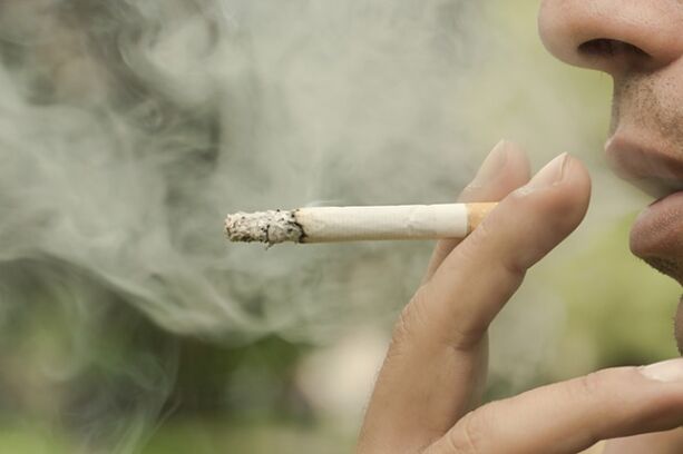 O tabaquismo é unha das razóns para o desenvolvemento de varices reticulares